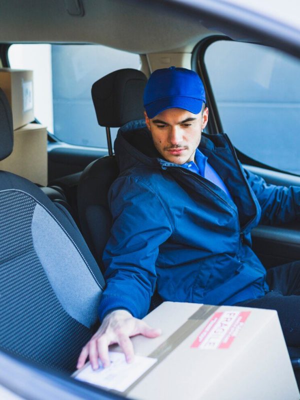 hombre-leyendo-direccion-caja-entregar_23-2147767593