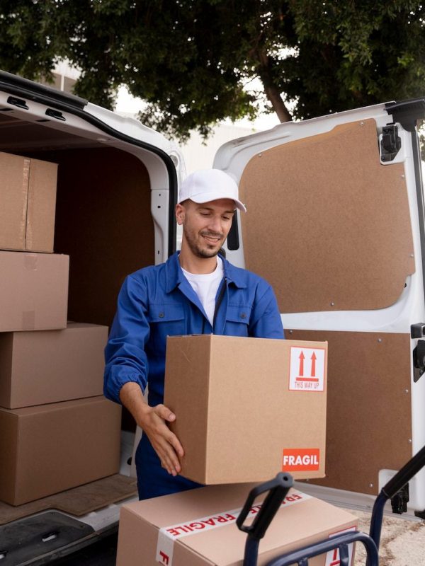 repartidor-tiro-medio-caja_23-2149103440